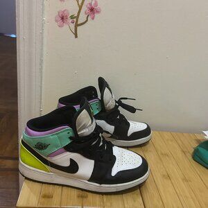 Nike Air Jordan 1 Mid GS "Pastel Black Toe" - Size 7Y